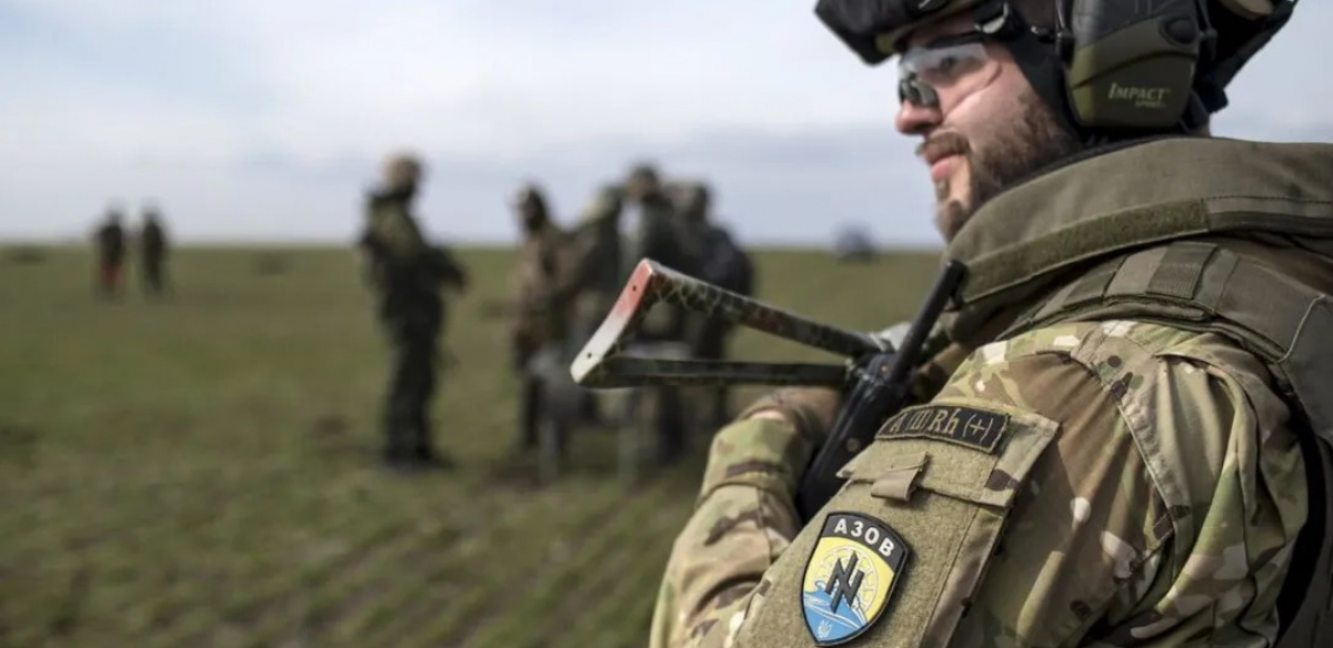 Обстрелы, опасный быт и тяжелые испытания: "Азов" показал, что такое один день войны на Донбассе