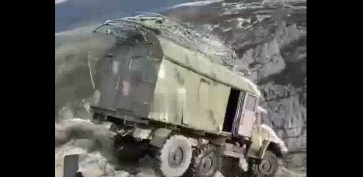 Военные Азербайджана скинули в пропасть РЛС П-15 "Тропа" в Карабахе: видео облетело Сеть