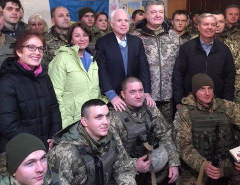 "Это страна смелых людей, но мы должны предоставить Украине оружие для обороны", - сенатор Клобучар из США после визита на Донбасс решила, что ВСУ необходимо летальное оружие