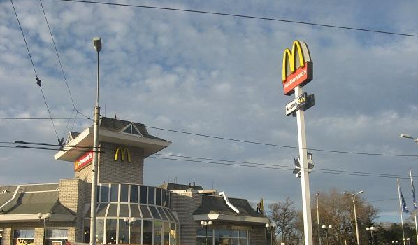 ​В центре оккупированного Донецка хотят открыть подобие "McDonalds": адепты "ДНР" радуются, что смогут купить "двойной чизбургер"