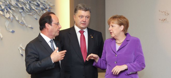Порошенко, Олланд и Меркель призвали к немедленному прекращению огня на Донбассе