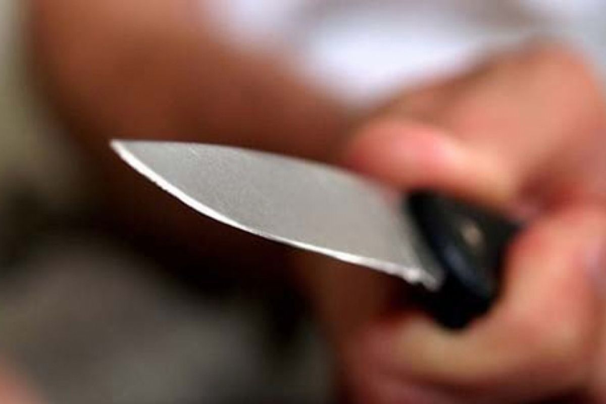 В Киеве пожилой мужчина с ножом набросился на девушку – отбили прохожие