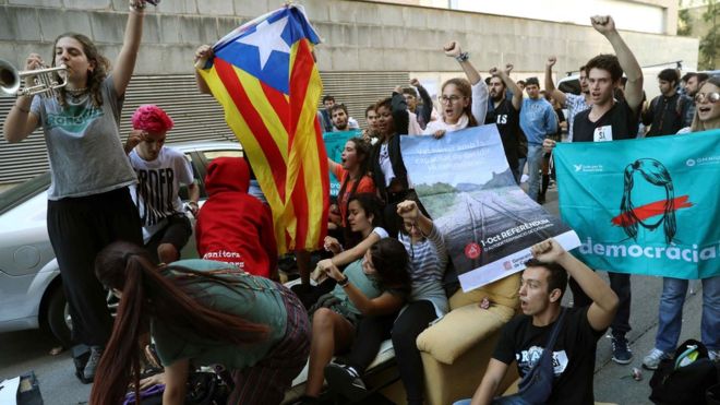 Тракторы, фейковые бюллетени и многокилометровые очереди на референдум: последние данные из Каталонии и новые кадры с избирательных участков