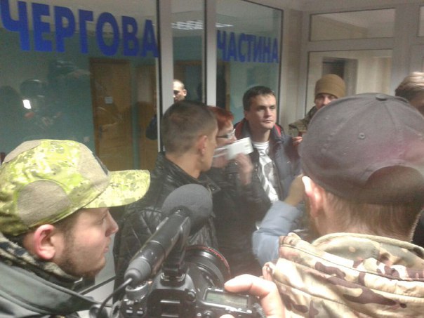 В столичном отделении полиции активисты приковали себя наручниками и требуют приезда Авакова