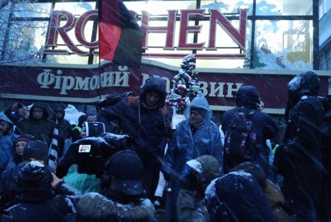 Участники Марша Саакашвили в Киеве заблокировали магазин Roshen с посетителями: в витрины летят снежки, - подробности и кадры