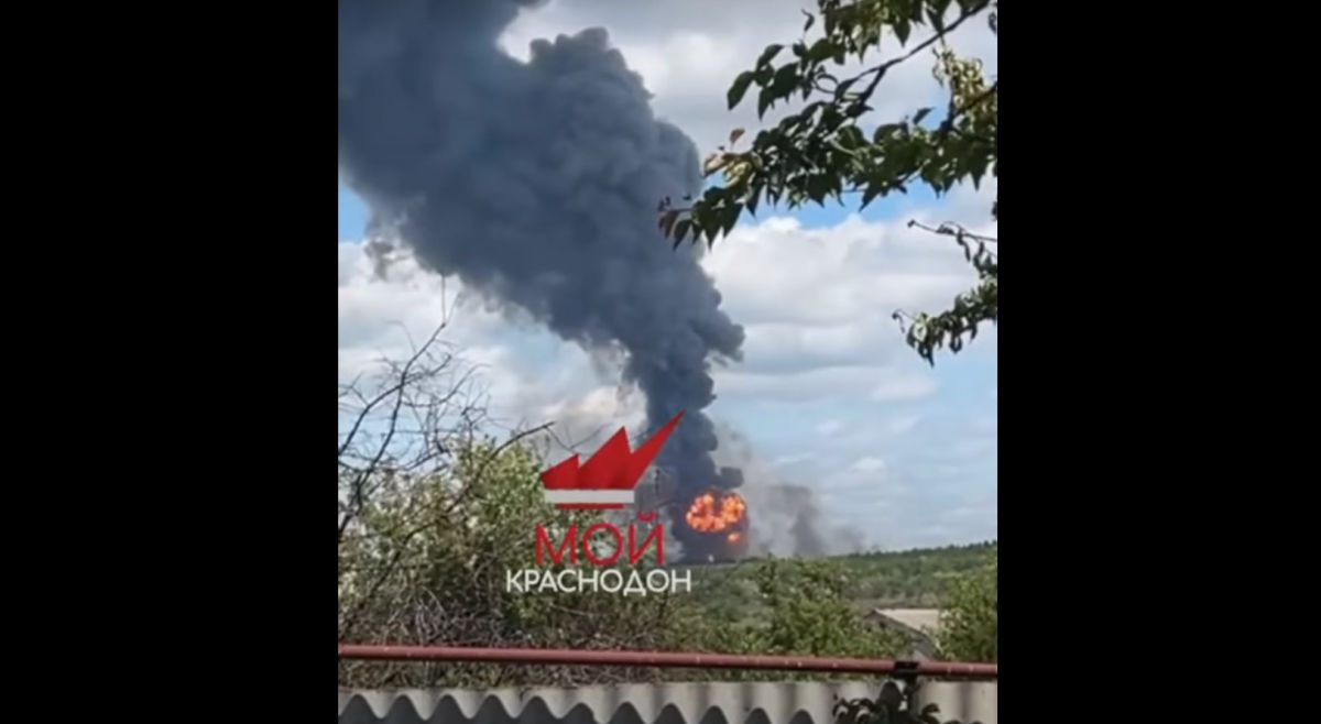 Момент прилета ракет ВСУ по складу БК россиян в Краснодоне попал на видео