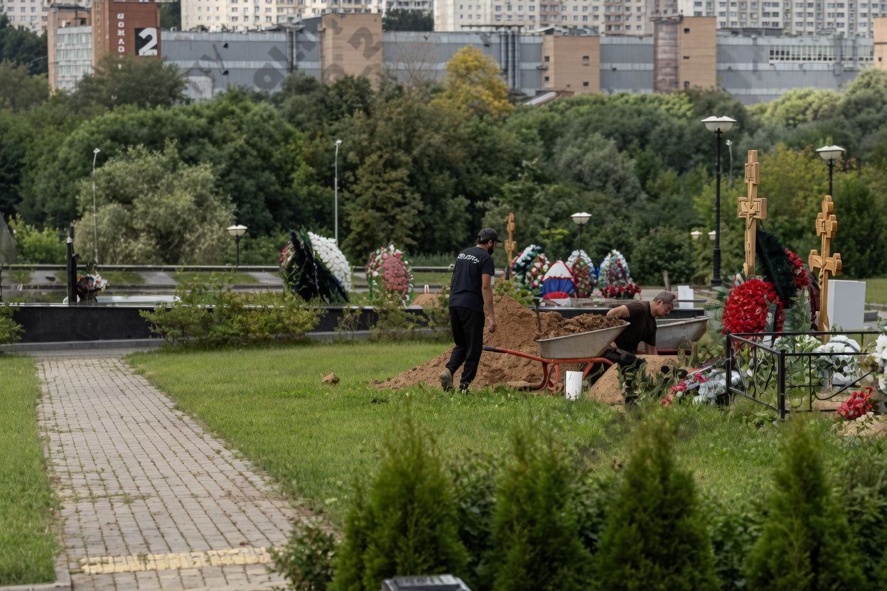 Взрыв в Москве: на Троекуровском кладбище готовятся к тайным похоронам "генерала"