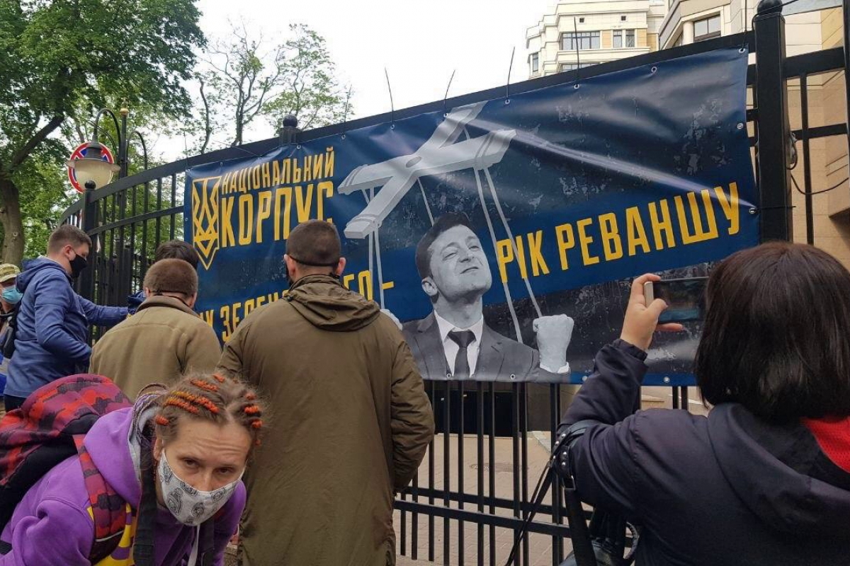 Сотни активистов "Стоп реванша" пришли к дому Зеленского: "Нас выйдет миллионы", видео