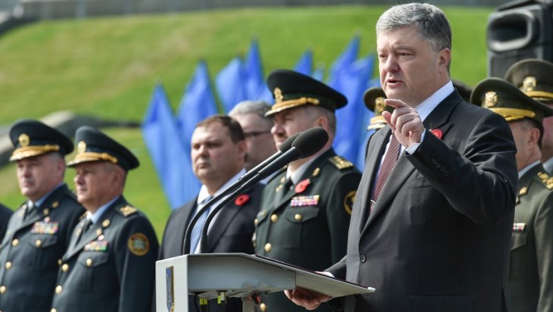 "Никогда не отправят строить дачи генералам", - Порошенко о призывниках и добровольцах в ООС на Донбассе