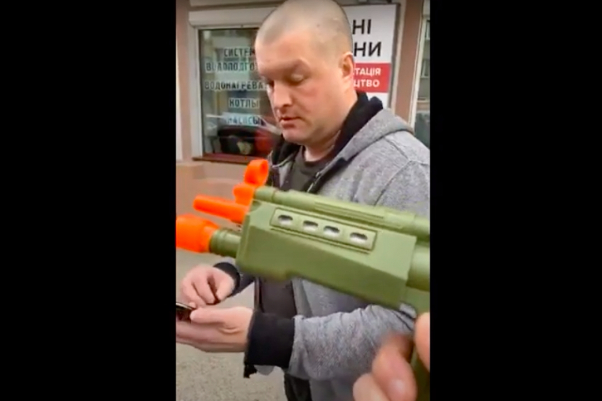 ​"Вы чего расстреливали людей?" - видео, как в Харькове полиция "обезвреживала" авто из-за игрушечного автомата