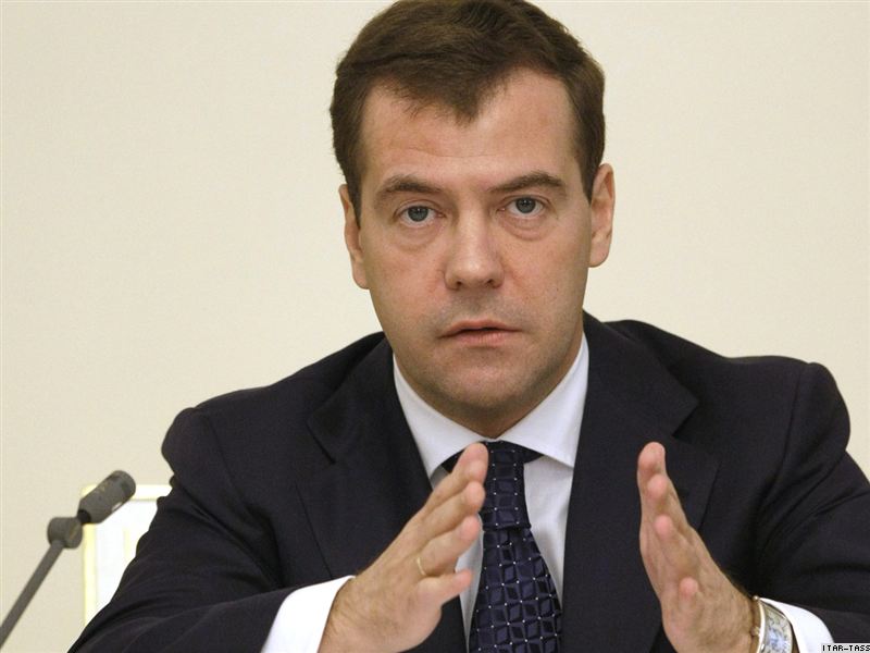 Медведев обязал всех крымчан сменить украинские номера