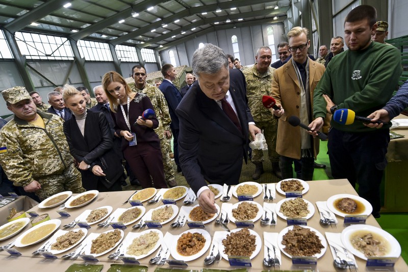 ​"Вкусно почти как у Марины", - Порошенко "заценил" борщ из солдатских пайков нового образца для ВСУ. Кадры