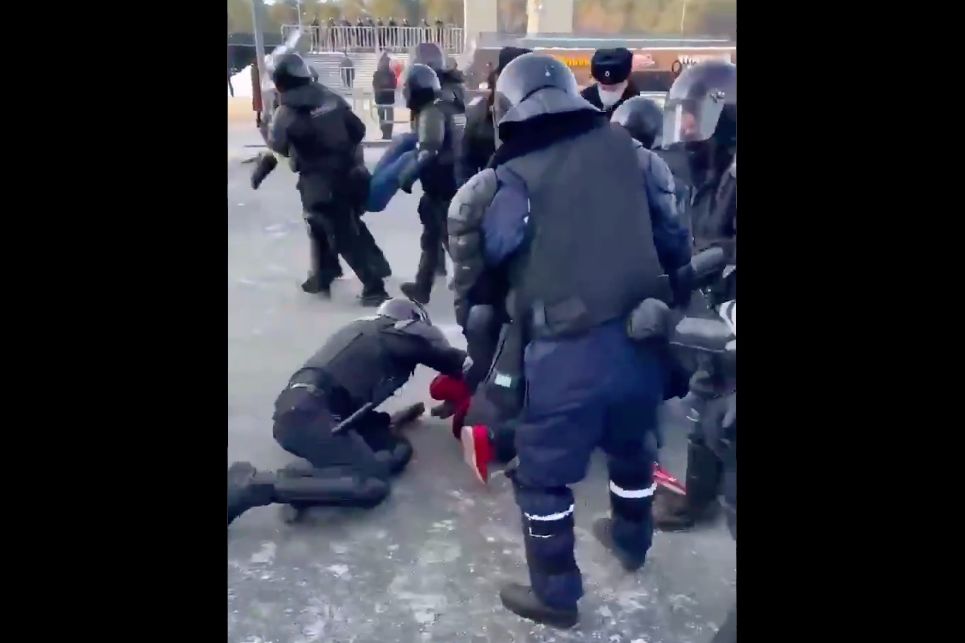 ​На протесте в Челябинске ОМОН действовал жестко, россияне напуганы: "Это же зверство! Дожили"