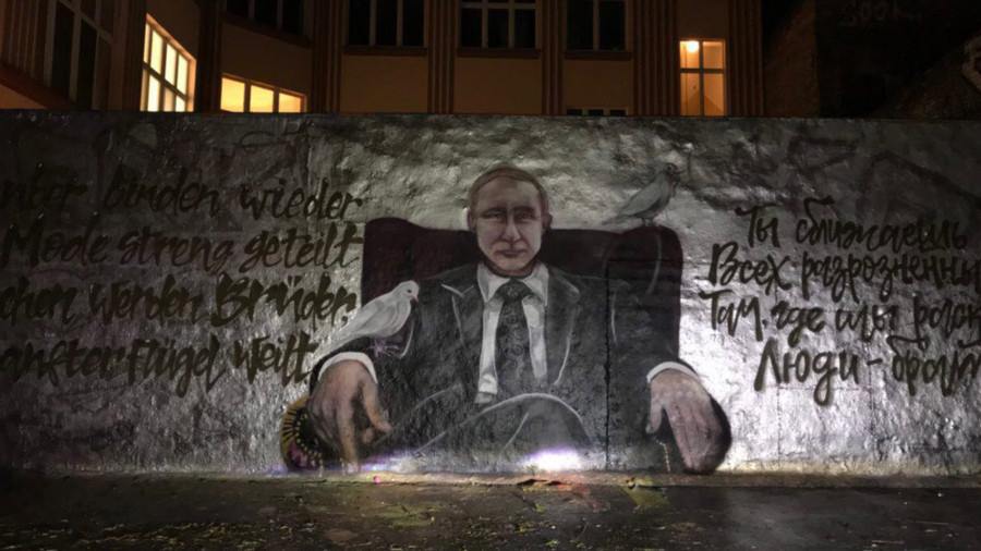 "Дно цинизма, холуйства и лжи пробито", - социолог Эйдман показал, как пиарщики Путина "нагадили" в Берлине в честь его дня рождения