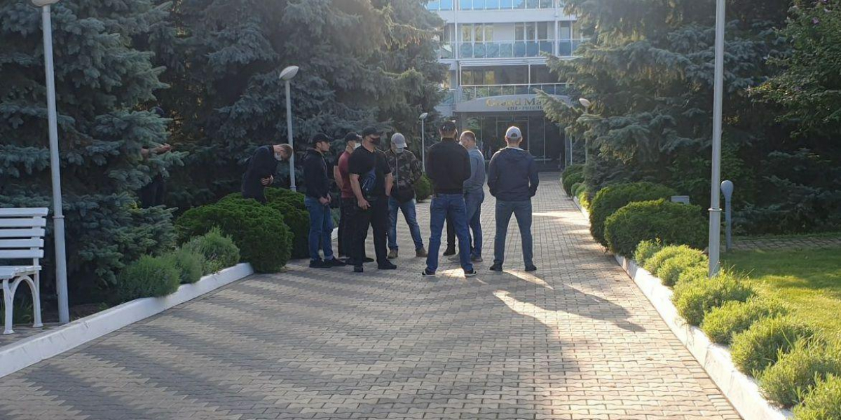 В Одессе съезд "ОПЗЖ" охраняли вооруженные "титушки" -  их разогнал "Нацкорпус"