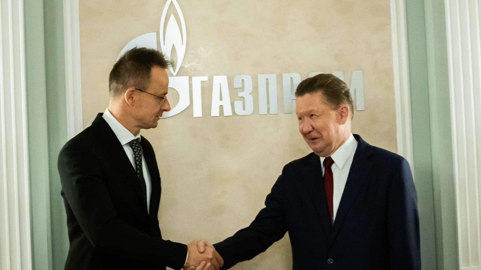 Угорщина продовжує "спонсорувати" РФ, уклавши "вигідну" угоду з "Газпромом"
