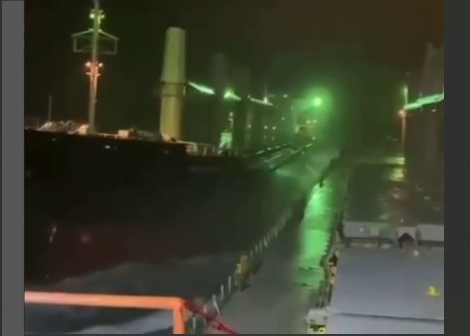 В Керченском проливе столкнулись сразу три "непобедимых" российских корабля – у Z-военкоров изрядно "подгорает"