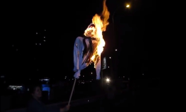 В Киеве "горел" врун и неуважаемый мэр: активисты обещают каждый день сжигать чучело Кличко, пока не прекратится скандальная стройка