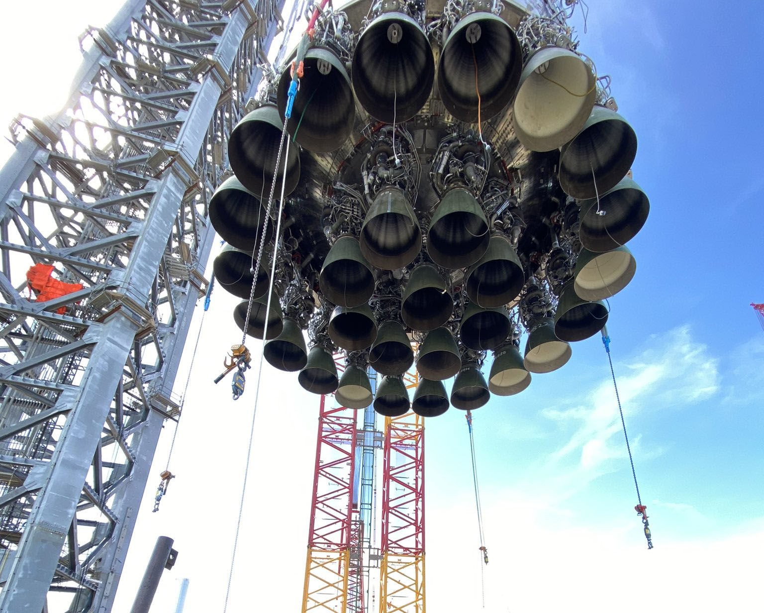 Маск показал уникальные кадры транспортировки гигантской ракеты Starship к месту старта