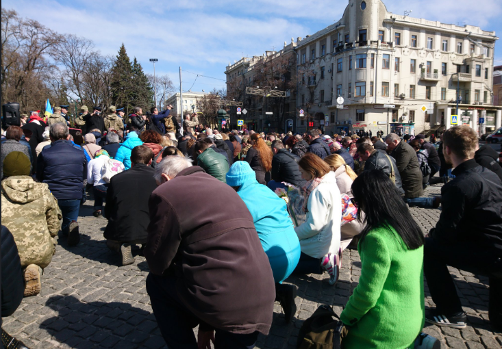 Тысячи людей на коленях прощаются с погибшей военной ВСУ Яной Червоной: сильные кадры из Харькова