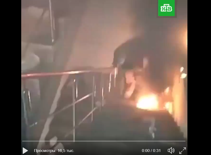 Опубликовано трагическое видео из горящего ТЦ в Кемерово: заблокированные огнем на лестнице люди пытаются выбраться из огненной ловушки