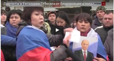 "Путин, спаси от беспредела!": в Крыму полиция разогнала митинг с триколорами и портретом Путина