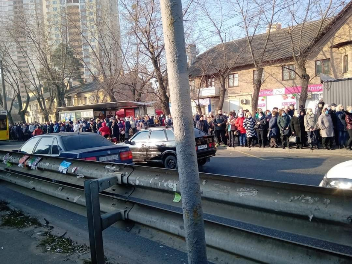 В Сети показали очереди на транспорт и забитые маршрутки в Киеве