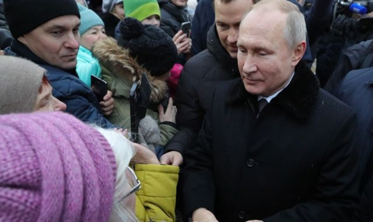 К Путину через охрану прорвалась россиянка и задала неудобный вопрос: на видео попала его реакция