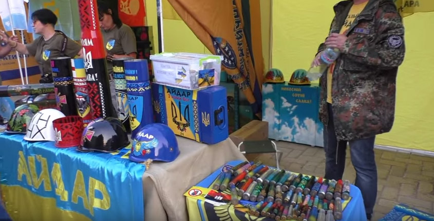 ​В центре Киева устроили распродажу «сувениров» из АТО