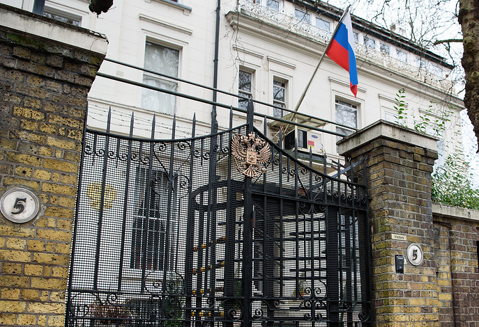 ​“Новичоколад” и “паста с полонием”: у посольства РФ в Лондоне появилось обличающее граффити