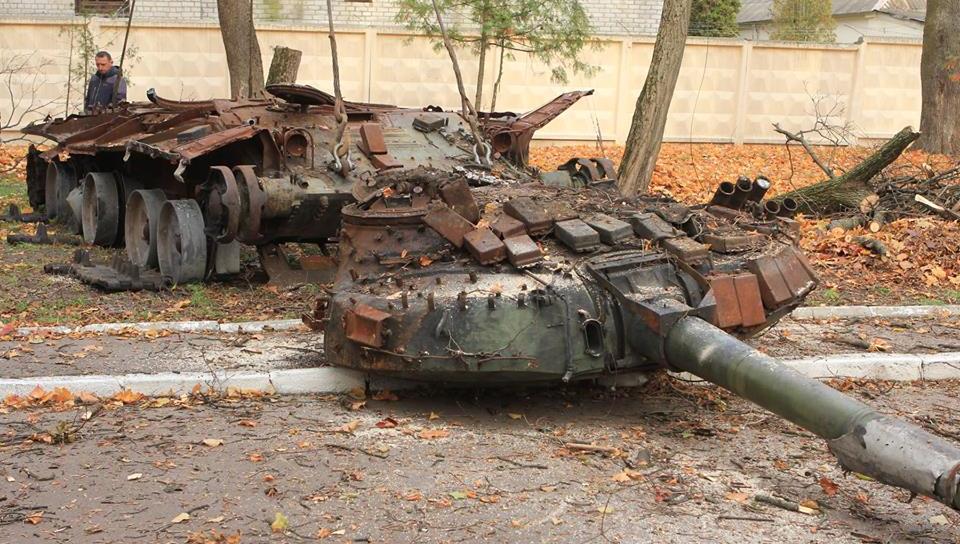 ​Станет достойным экспонатом в музее российской агрессии: ВСУ выставят на всеобщее обозрение подбитый на Донбассе российский танк Т-72, - кадры