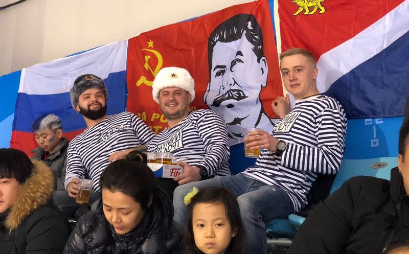 ​Российские болельщики притащили флаг с диктатором Сталиным на хоккейный матч “Россия - Словения”: соцсети бушуют