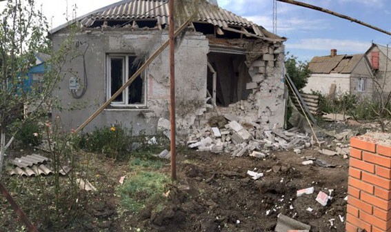 Боевики обстреляли поселок под Волновахой, покалечив ребенка и разрушив несколько домов
