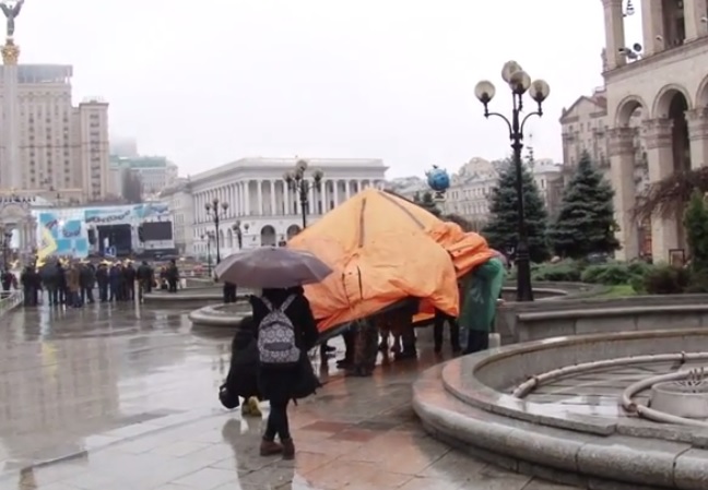 Годовщина Революции Достоинства: на Майдане возвели баррикаду и установили палатку