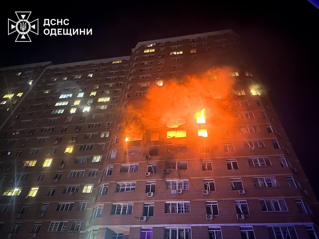 Российские террористы атаковали жилой дом в Одессе, есть жертвы – кадры с места событий