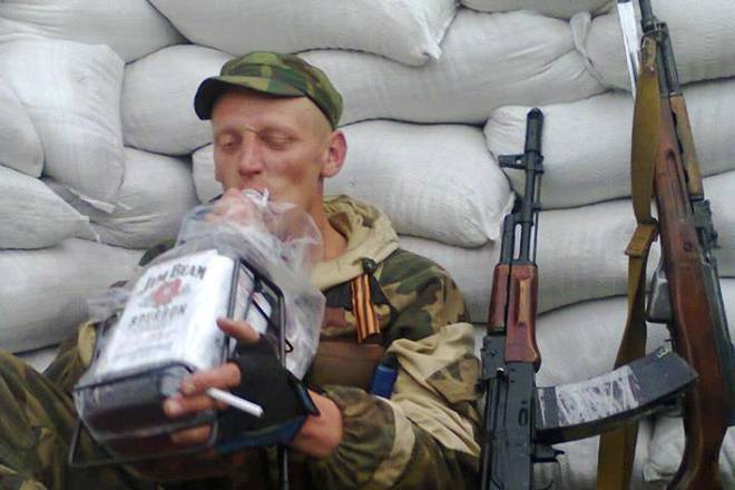 Захарченко запретил поминки Моторолы в лифтах и подъездах: в "ДНР" опубликовали список мест, за распитие в которых будут применять карательные меры
