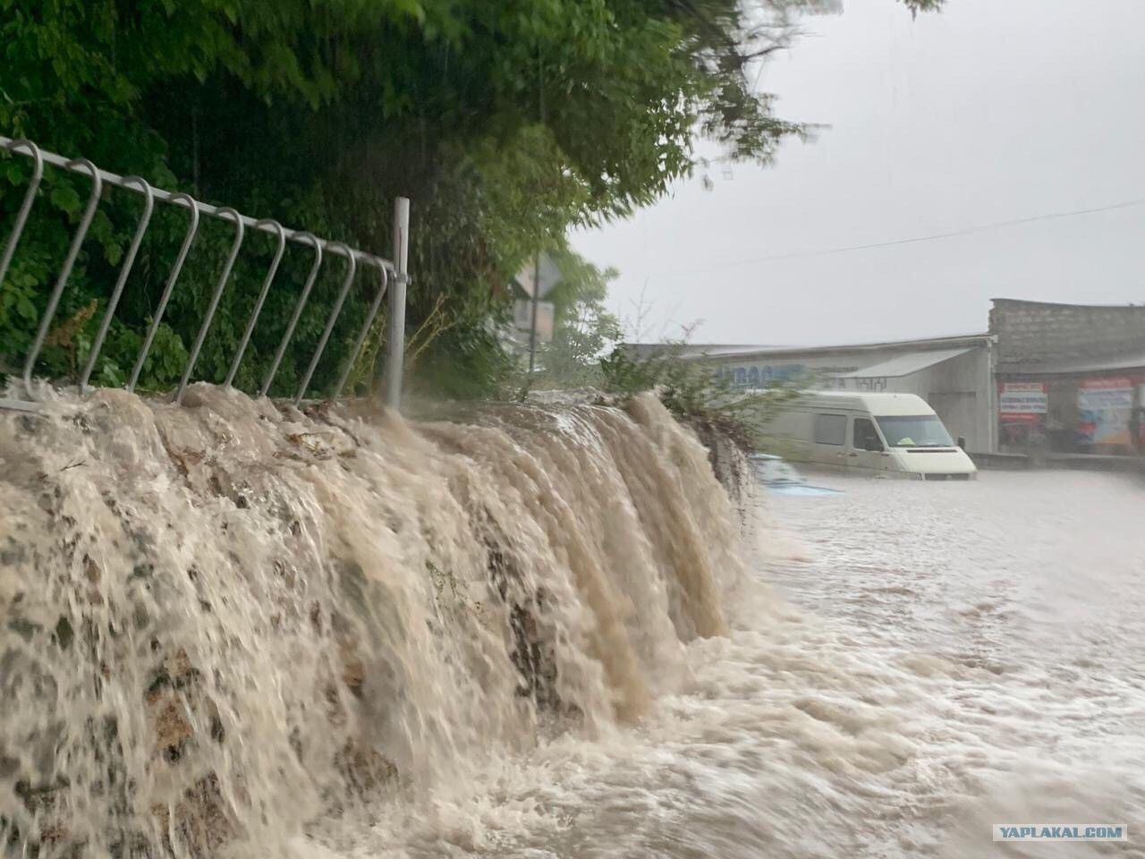 В Крыму ливень затопил аэропорт Симферополя: крыша не выдержала - вода залила терминал