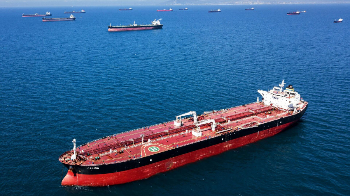 Перебои в поставках нефти из РФ усилились: российские танкеры замечены в "странных действиях"