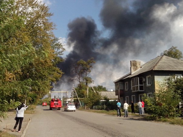 Донецк под мощным обстрелом: попадания снарядов в здания и густой дым над городом