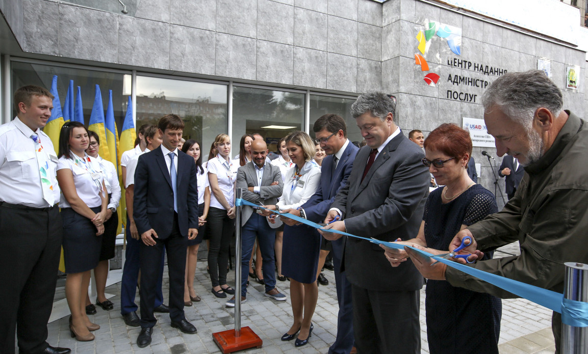 Порошенко открыл центр админуслуг в Мариуполе: мы демонстрируем, что в Украине жить лучше, чем на оккупированных территориях 