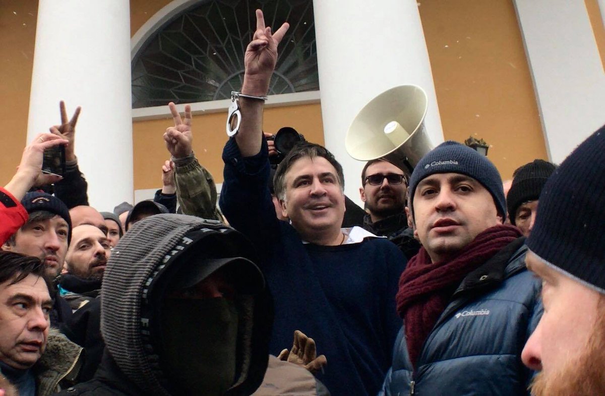Тысячи активистов во главе с Саакашвили идут к Верховной Раде: что происходит в Киеве