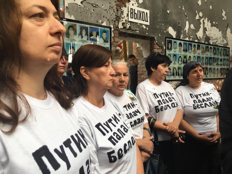 "Путин - палач Беслана" – суд вынес приговор женщинам за акцию против президента РФ
