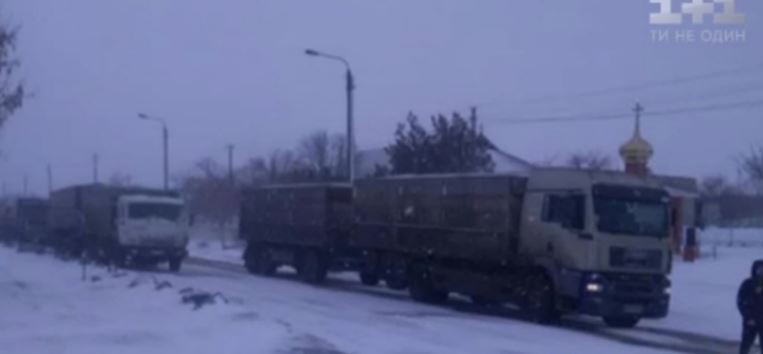 Десятки авто застряли в снегу под Николаевом: у людей закончилась еда, по дорогам невозможно проехать - кадры