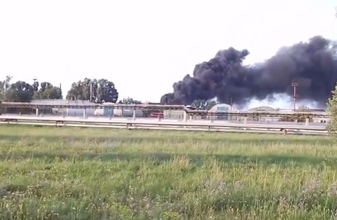 Лисичанск обстреливают из "Градов", НПЗ продолжает гореть