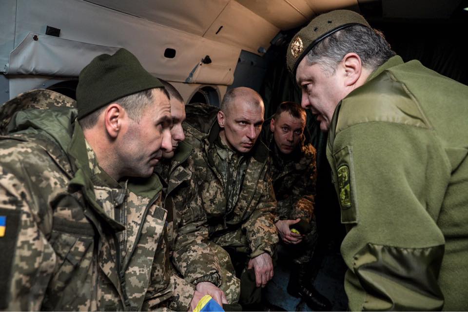 “Мы вытащим всех из подвалов Луганска и Донецка, а там создадим музей оккупации”, - Порошенко дал важные обещания украинцам по случаю освобождения из плена 74 украинцев - кадры