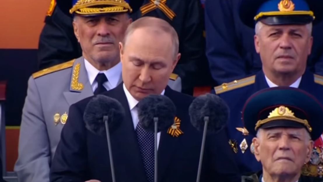 Путін, зрідка піднімаючи голову та відриваючи очі від аркуша, виступив на параді до 9 Травня