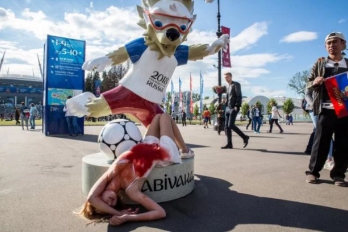 "Люди в России по-прежнему страдают", - российские активисты провели акцию против репрессий перед матчем ЧМ