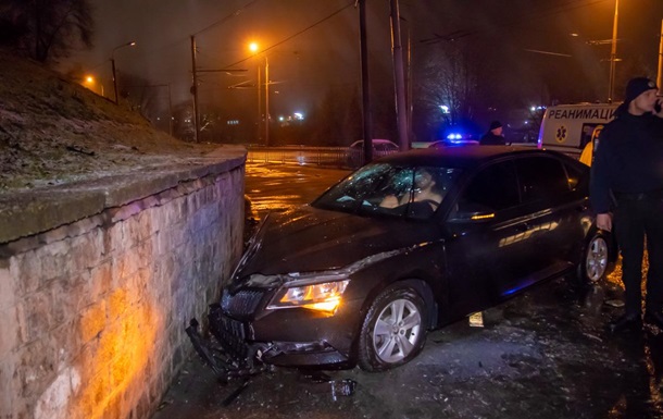 В Днепре вооруженный и голый россиянин устроил ДТП во время погони полиции за ним - кадры