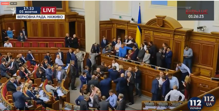 Ситуация в Верховной Раде: трибуна по-прежнему заблокирована, народные избранники в сессионном зале, активисты – под стенами парламента