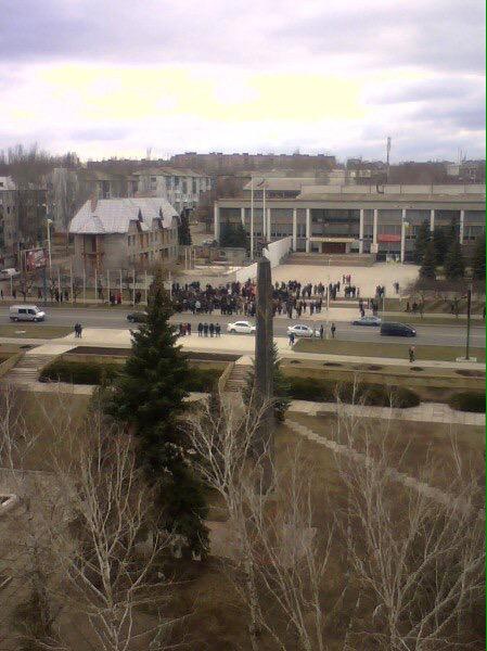 МВД: в Константиновке снова собрался митинг, правда, немногочисленный 